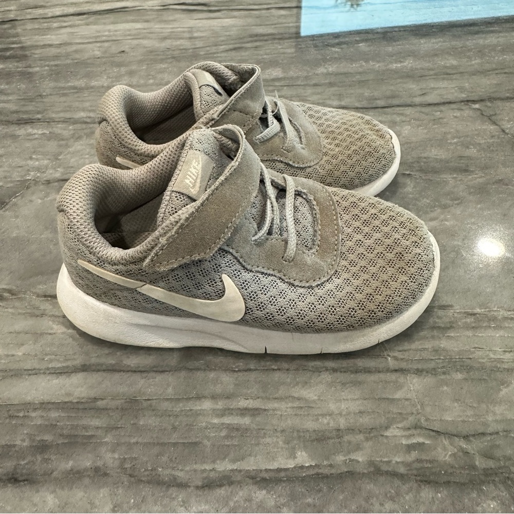 Nike kids gray and white 8c little boys toddler (& 7c available)